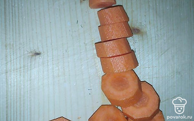 Морковь нарезать кружочками.