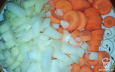 Лук нарезать кубиками.