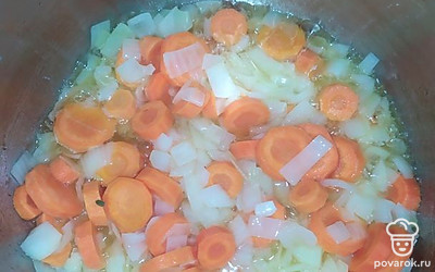 Обжарить морковь и лук в глубоком сотейнике.