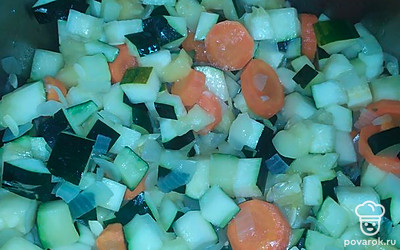 Когда лук и морковь зарумянятся, добавить цукини.