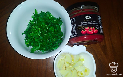 Добавить нарезанную зелень и чеснок. Затем добавить баночку томатной пасты из астраханских томатов. 