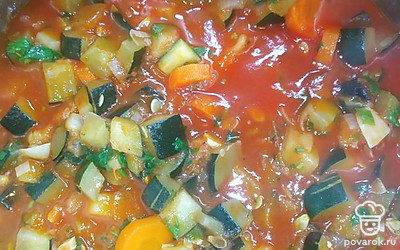 Добавить сахар и соль по вкусу. Варить 10 минут.