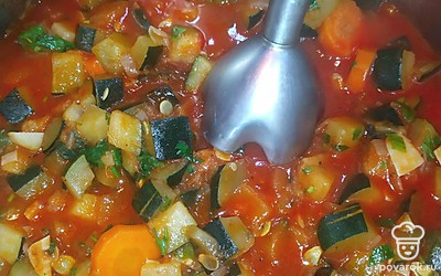 Когда овощи станут мягкими, снять сотейник с огня и пробить все блендером до однородной массы.