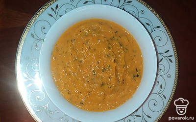 Икра из цукини отличается по вкусу от кабачковой икры. Подавать лучше в отдельной тарелке или на кусочке черного хлеба.