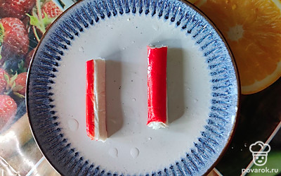 Дайте крабовым палочкам нагреться до комнатной температуры.