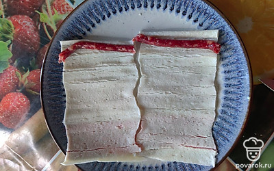 Добавьте копченые колбаски в рулет. 