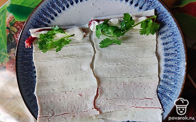 Выложите творожный сыр, сверху добавьте зелень петрушки.