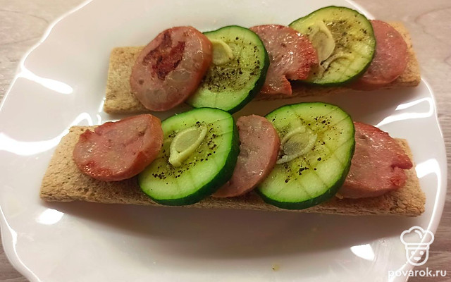 Закуска на хлебцах с жареной колбасой и огурцом — Рецепт с фото