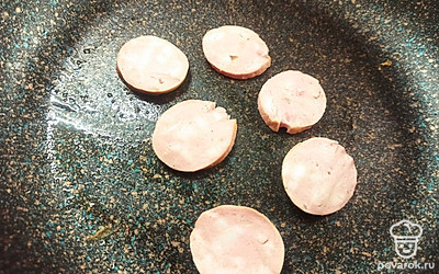 Колбасу обжарьте на подсолнечном масле с двух сторон по 2 минуты.