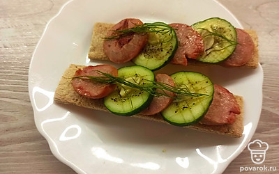 Подавайте порционно, украсив свежей зеленью.