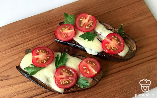 Запеченные баклажаны с сыром и аджикой — Рецепт с фото
