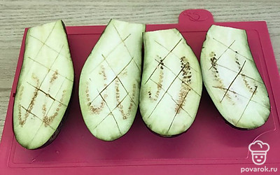 Баклажаны разрезать вдоль и сделать надрезы.