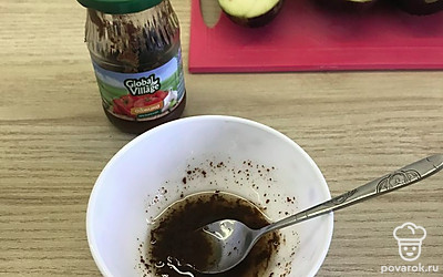 Смешать масло и аджику, хорошо перемешать.