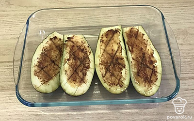 Смазать поверхность острой смесью. Выложить в огнеупорную форму. Запекать 25 минут при 200 градусах.