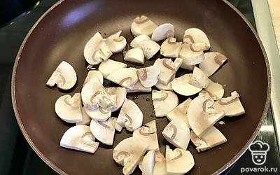 Грибы нарезать тонкими слайсами и обжарить на растительном масле.