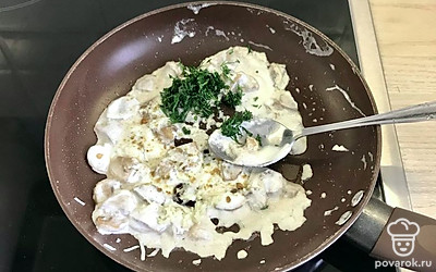 Посолить, добавить измельченный укроп.