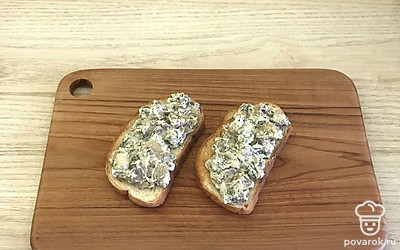 Выложить грибы со сметаной на тосты.