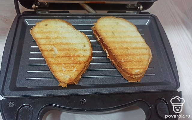 Томатные сэндвичи в мультипекаре к завтраку — Рецепт с фото