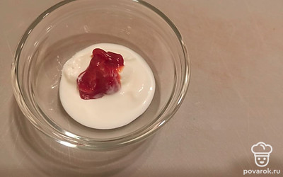 В соуснике смешиваем сметану с кетчупом. 