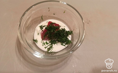 Затем мелко нарезаем укроп и все перемешиваем. 