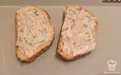 На два ломтика хлеба выкладываем соус.