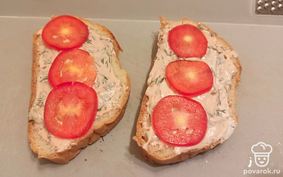 Помидор нарезаем кружочками и выкладываем поверх соуса. 