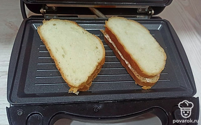 Накрываем начинку ломтиками хлеба и обжариваем в мультипекаре 3 минуты. 
