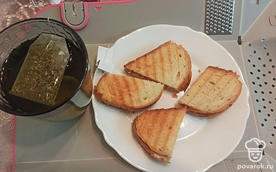 Нарежьте сэндвичи и подавайте с чаем. 