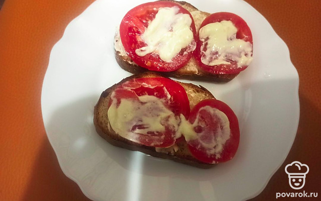 Тосты с помидором и сметаной — Рецепт с фото