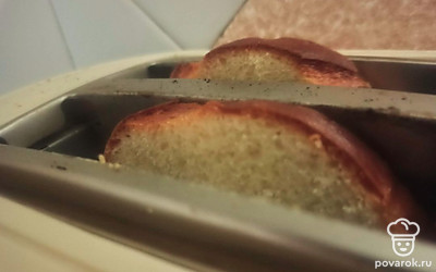 Хлеб обжарьте в тостере в течение 2 минут до золотистого цвета.