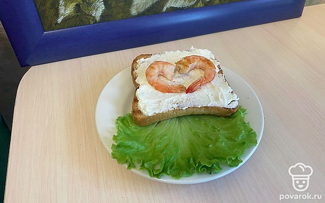 Тост с отварными креветками и творожным сыром на завтрак — Рецепт с фото