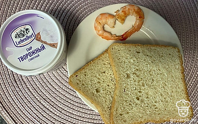 Подготовить все ингредиенты. Креветки заранее отварить или обжарить. Хлеб обжарить в гриле или тостере.