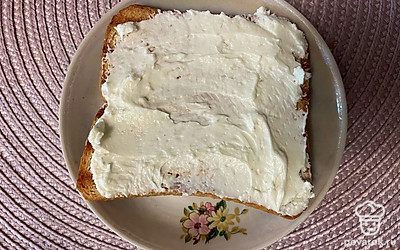 Хлеб намазать творожным сыром.