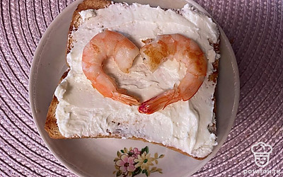 Сверху красиво выложить креветки.