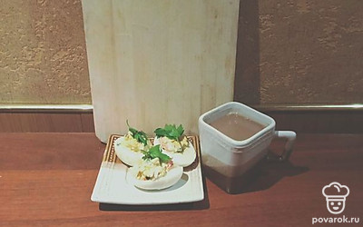 Подавайте фаршированные яйца с ароматным кофе.