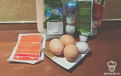 Подготовьте все ингредиенты. Помойте петрушку, отделите листики от стеблей. Очистите чеснок. Отварите яйца вкрутую, остудите в холодной воде, очистите. Разрежьте яйца вдоль на половинки.