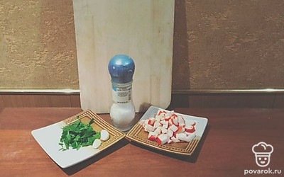 Нарежьте крабовые палочки кусочками. Натрите чеснок на крупной терке. Порубите петрушку. Перемешайте начинку. Заправьте ее смесью из майонеза и горчицы. Поставьте на 10 минут в ходильник.