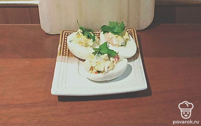 Нафаршируйте половинки яйца начинкой с заправкой. Наполняйте плотно, с горкой. Украсьте яйца веточками петрушки. Блюдо готово.