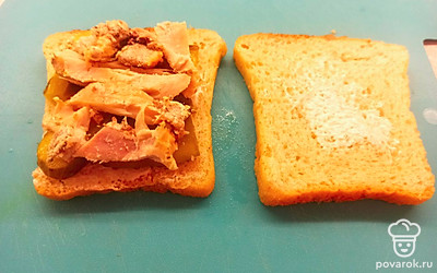 Курицу отварите в кипящей воде до готовности (15-20 минут). Затем отделите мясо от кости и выложите на тост.