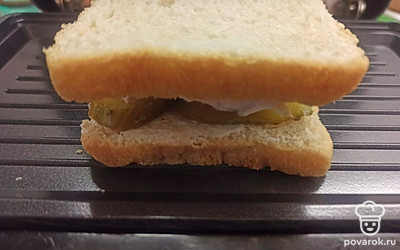 Жарьте на гриле 5 минут.