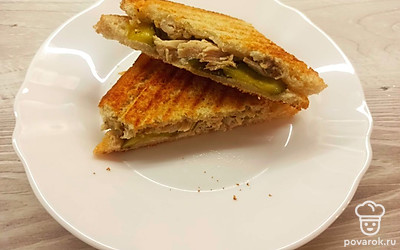 Разрежьте на половинки и подайте в теплом виде.