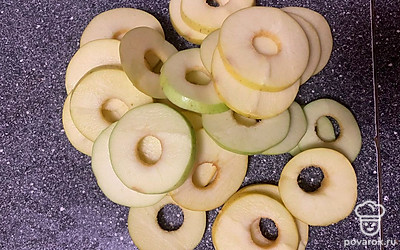 Яблоки помойте, удалите сердцевину. Нарежьте тоненькими ломтиками.