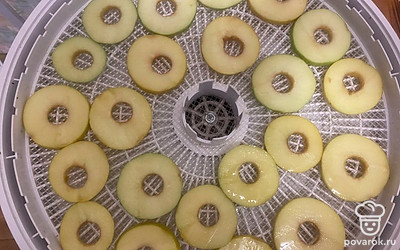 Аккуратно выложите, смажьте медом.