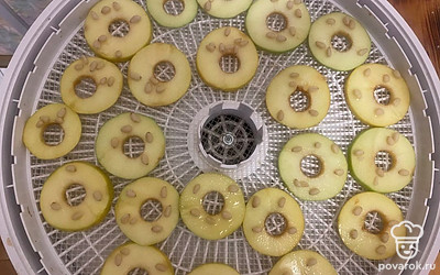 Сверху каждый ломтик аккуратно посыпьте орешками. Включите на 45 градусов и оставьте на 12 часов.