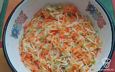 На крупной терке натереть кабачок, морковь. Посолить. Оставить на 15 минут. 