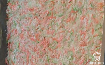 Отжать жидкость. Добавить яйца, крахмал, муку и хорошо перемешать. Противень застелить хорошей бумагой для выпечки. Смазать маслом и выложить смесь, разровнять. Выпекать примерно 25 минут при температуре 200 градусов.