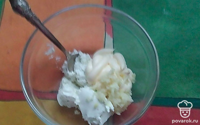 В миску выложить творожный сыр, добавить майонез, выдавить чеснок. Перемешать.