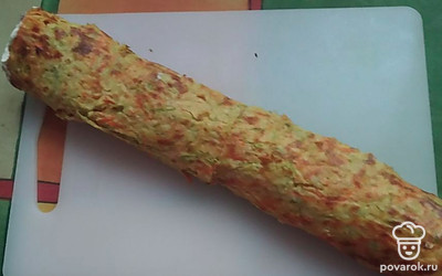 Свернуть рулет. Края смазать остатками творожной массы. Приятного аппетита!