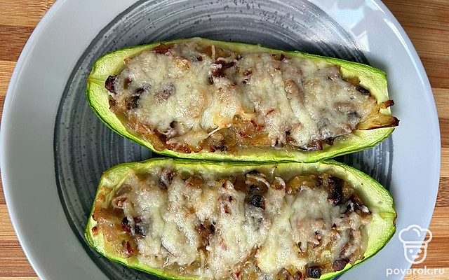 Грибной жюльен в кабачке — Рецепт с фото