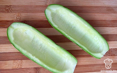 Кабачок разрезаем вдоль, чтобы получились лодочки, и ложкой вынимаем серединку. Посыпаем солью и ставим в духовку на 10 минут при 170 градусах.